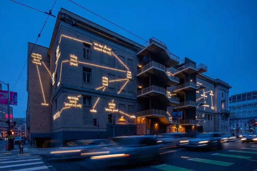 贝博体彩app的一座建筑被艺术家约瑟夫·科苏斯(Joseph Kosuth)的发光艺术照亮